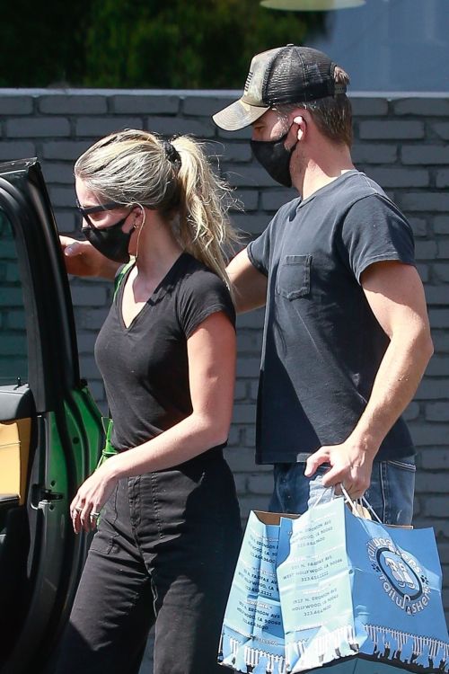 Annabelle Wallis Leaves a Pet Supply Store in Los Feliz 2020/06/18