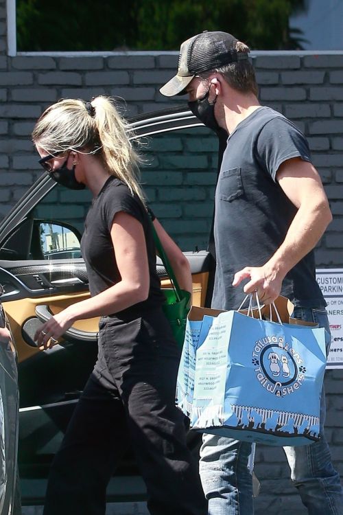 Annabelle Wallis Leaves a Pet Supply Store in Los Feliz 2020/06/18 2