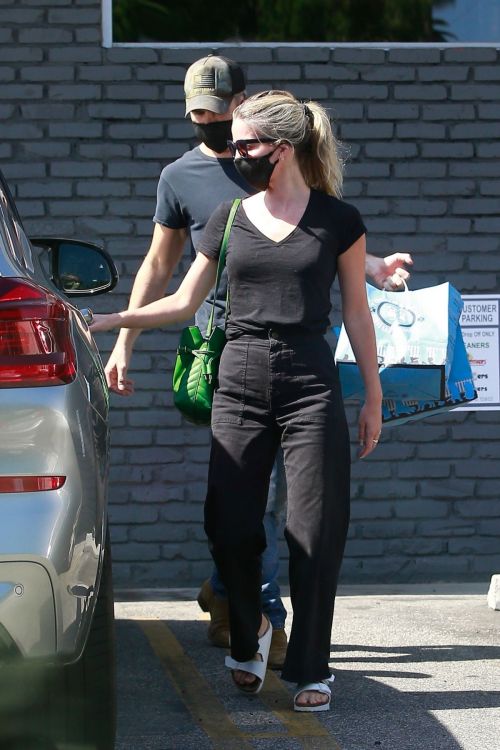 Annabelle Wallis Leaves a Pet Supply Store in Los Feliz 2020/06/18 7