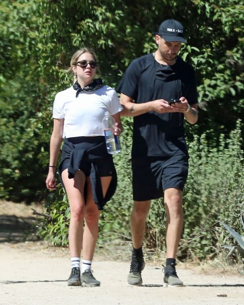 Ashley Benson and G-Eazy Out Shopping in Los Angeles 2020/06/13 7
