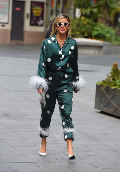 Ashley Roberts Arrives at Global Studios in London 2020/06/19 1