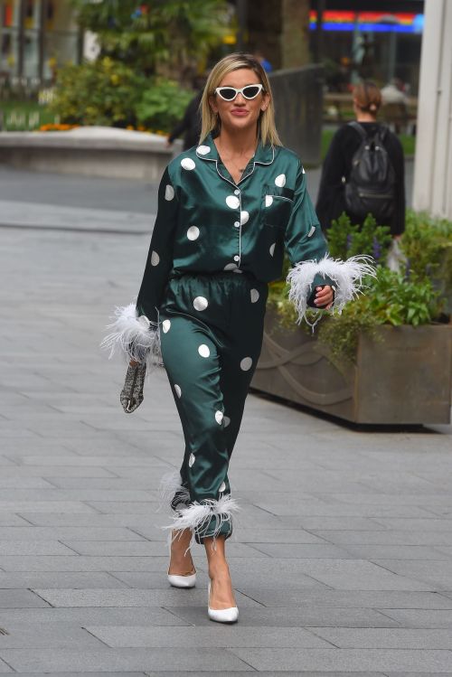 Ashley Roberts Arrives at Global Studios in London 2020/06/19 3