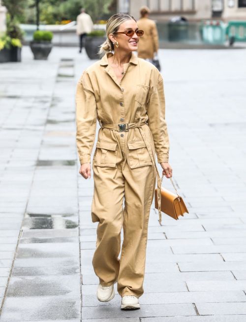 Ashley Roberts Leaves Global Studios in London 2020/06/10 6
