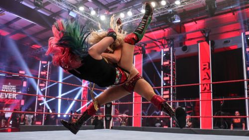 Asuka vs. Charlotte Flair - Champion vs. Champion Match: Raw 2020/06/01 3