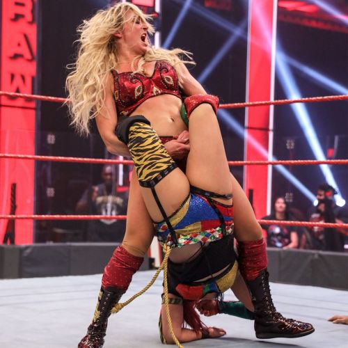 Asuka vs. Charlotte Flair - Champion vs. Champion Match: Raw 2020/06/01 4