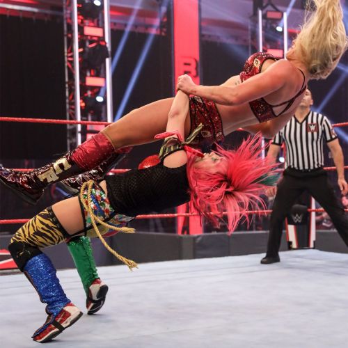 Asuka vs. Charlotte Flair - Champion vs. Champion Match: Raw 2020/06/01 6