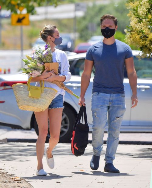 Brie Larson Shopping at Farmer