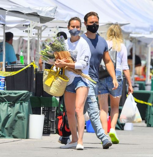 Brie Larson Shopping at Farmer