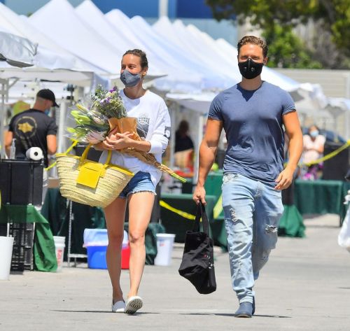 Brie Larson Shopping at Farmer