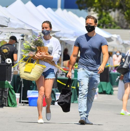 Brie Larson Shopping at Farmer