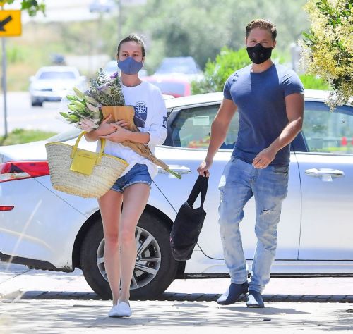 Brie Larson Shopping at Farmer