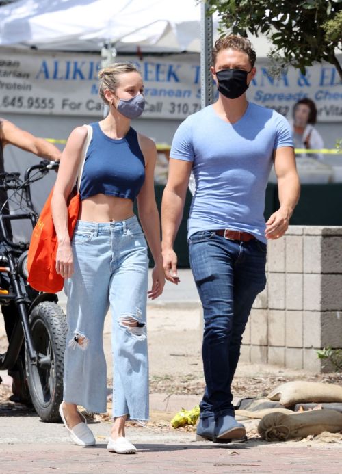 Brie Larson Shopping Out at a Market in Malibu 2020/05/31