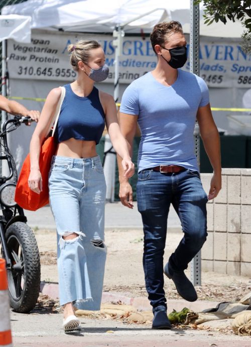 Brie Larson Shopping Out at a Market in Malibu 2020/05/31 1