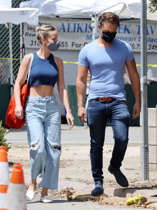 Brie Larson Shopping Out at a Market in Malibu 2020/05/31 3
