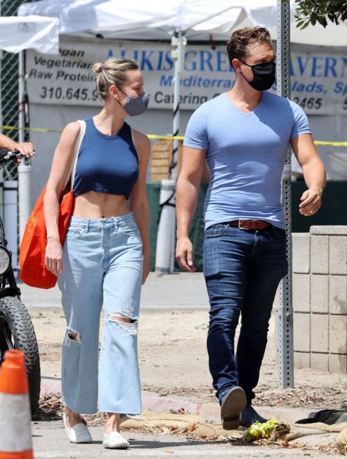Brie Larson Shopping Out at a Market in Malibu 2020/05/31 4