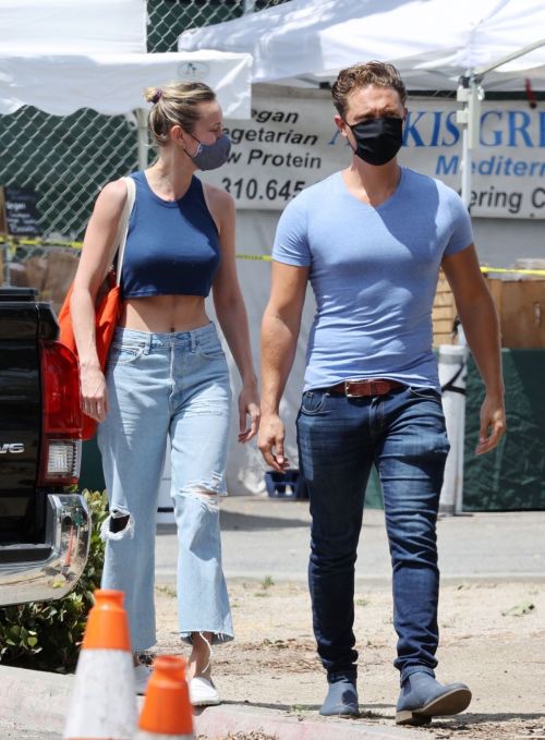 Brie Larson Shopping Out at a Market in Malibu 2020/05/31 5