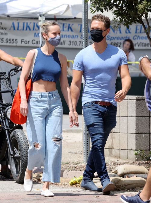 Brie Larson Shopping Out at a Market in Malibu 2020/05/31 9