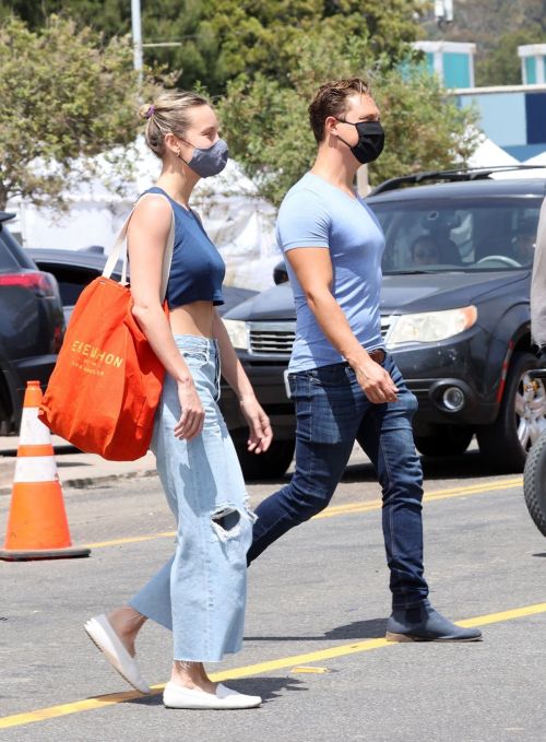 Brie Larson Shopping Out at a Market in Malibu 2020/05/31 8