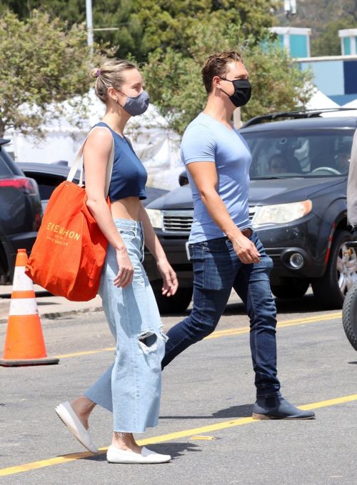 Brie Larson Shopping Out at a Market in Malibu 2020/05/31 10