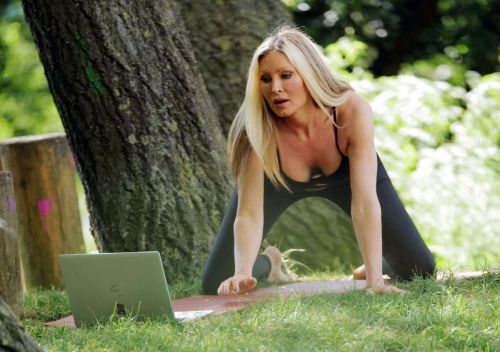 Caprice Bourret Live Streaming Her Online Yoga Classes From a Park in London 2020/06/13 5