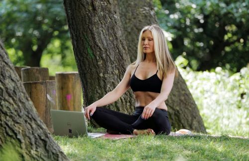 Caprice Bourret Live Streaming Her Online Yoga Classes From a Park in London 2020/06/13 7