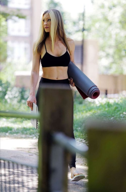 Caprice Bourret Live Streaming Her Online Yoga Classes From a Park in London 2020/06/13