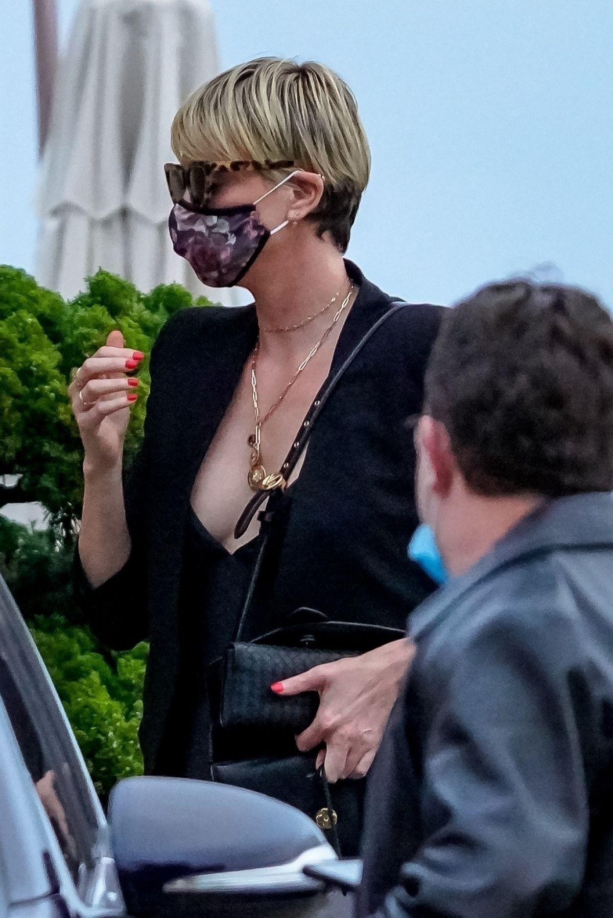 Charlize Theron Out and About in Malibu 2020/06/21