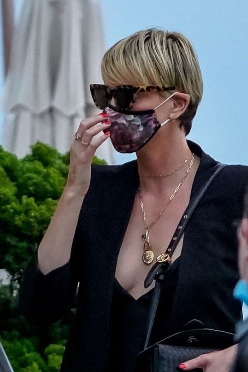 Charlize Theron Out and About in Malibu 2020/06/21