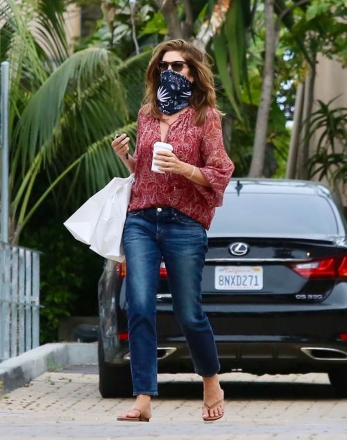 Cindy Crawford Leaves Cafe Habana in Malibu 2020/06/01 3