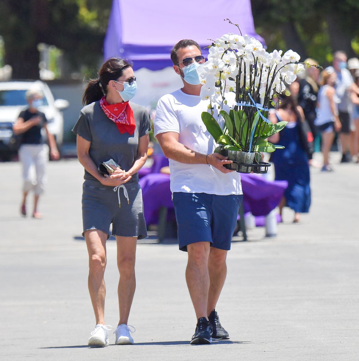 Courteney Cox and Johnny McDaid at Farmer's Market in Malibu 2020/06/07