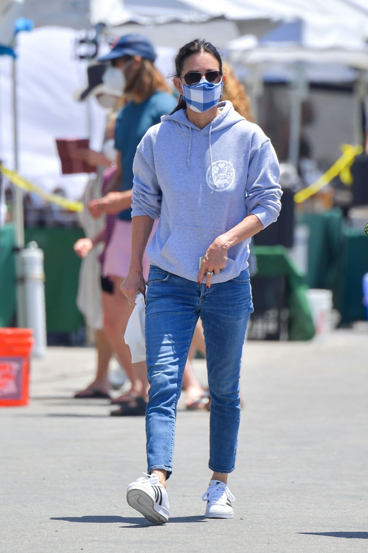 Courteney Cox Shopping at Farmer's Market in Malibu 2020/06/14