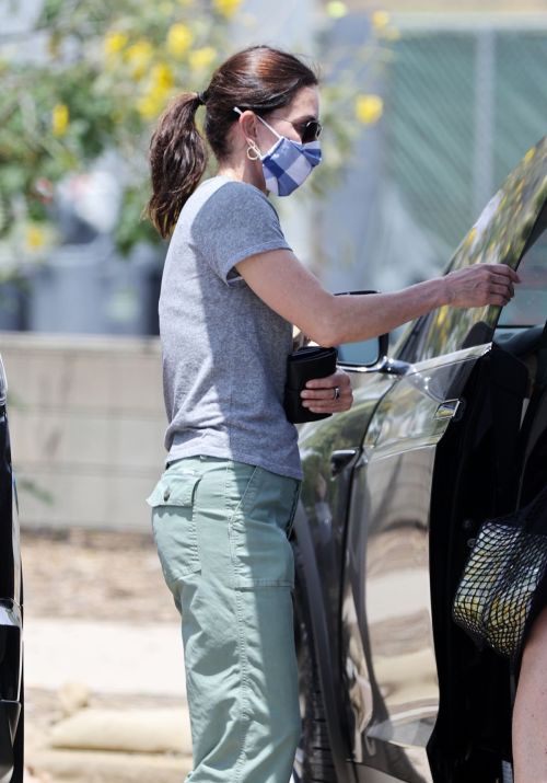 Courteney Cox Shopping Out at a Farmers Market in Malibu 2020/05/31 2