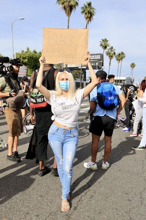 Courtney Stodden at a Black Lives Matter Protest in Los Angeles 2020/06/01 3