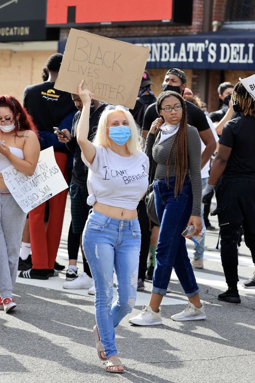 Courtney Stodden at a Black Lives Matter Protest in Los Angeles 2020/06/01 4
