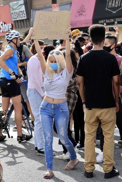 Courtney Stodden at a Black Lives Matter Protest in Los Angeles 2020/06/01 6