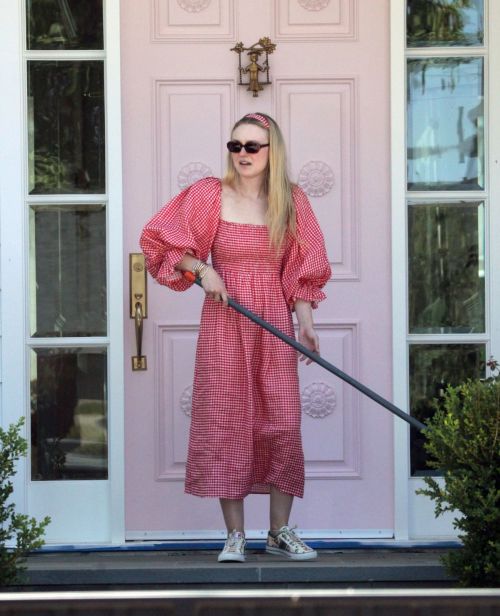 Dakota Fanning Leaves Her New Home in Los Angeles 2020/06/12