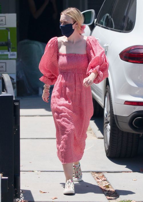 Dakota Fanning Leaves Her New Home in Los Angeles 2020/06/12