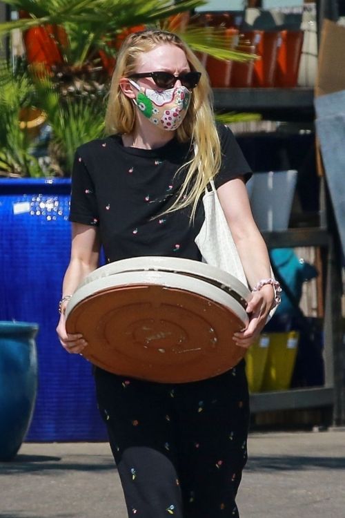 Dakota Fanning Shopping at a Plant Nursery in Los Angeles 2020/06/04
