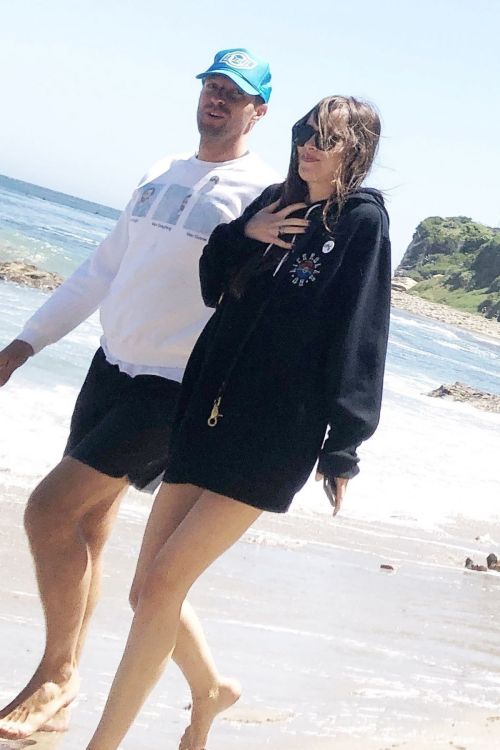 Dakota Johnson and Chris Martin at a Beach in Malibu 2020/06/13 1