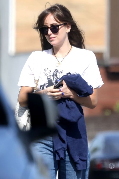 Dakota Johnson Out and About in Los Angeles 2020/06/19 10