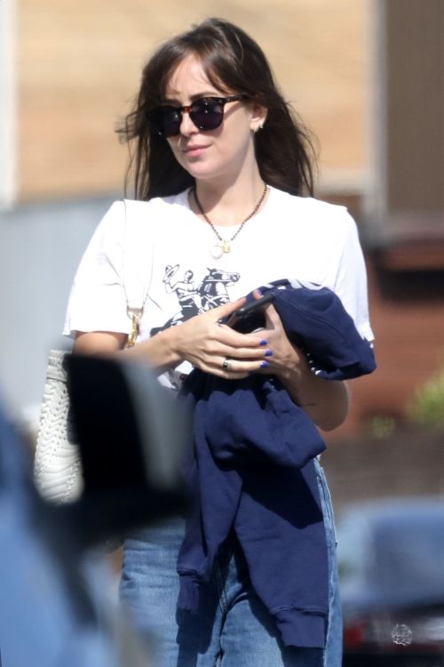 Dakota Johnson Out and About in Los Angeles 2020/06/19 5