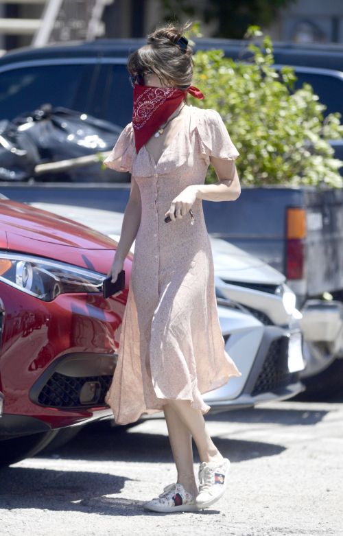 Dakota Johnson Wearing Bandana Mask Out in Los Angeles 2020/06/11