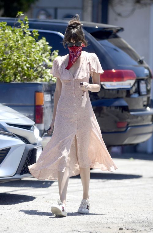 Dakota Johnson Wearing Bandana Mask Out in Los Angeles 2020/06/11 1