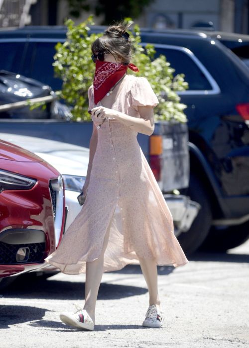 Dakota Johnson Wearing Bandana Mask Out in Los Angeles 2020/06/11 2