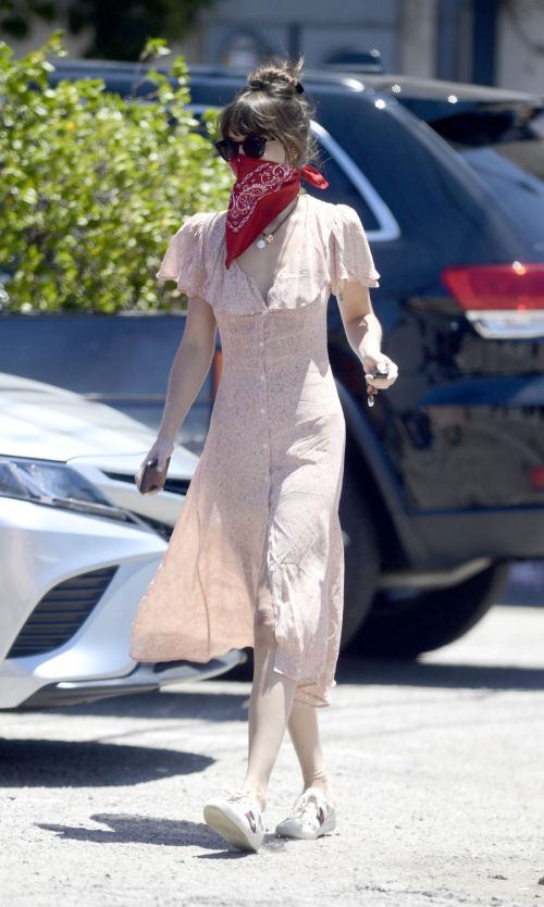 Dakota Johnson Wearing Bandana Mask Out in Los Angeles 2020/06/11 2