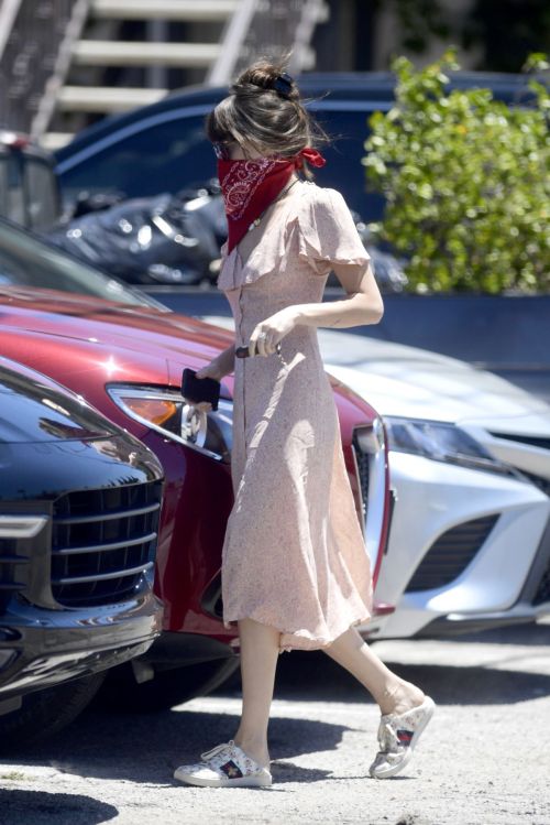 Dakota Johnson Wearing Bandana Mask Out in Los Angeles 2020/06/11 3