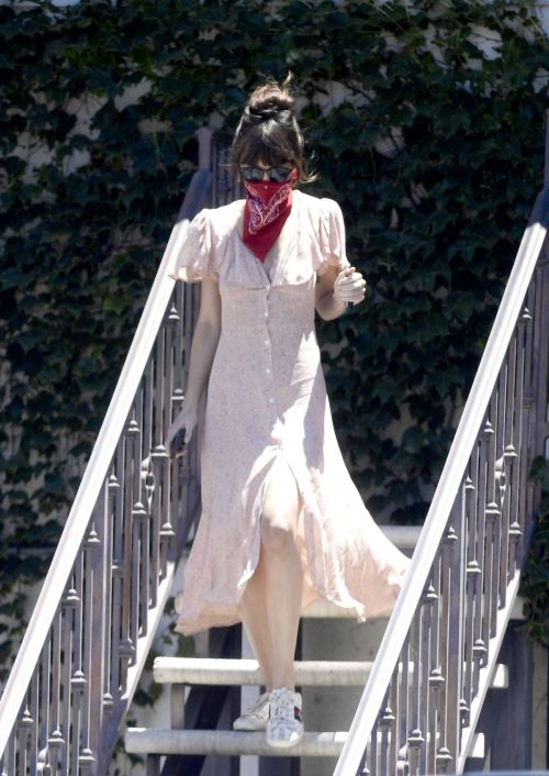 Dakota Johnson Wearing Bandana Mask Out in Los Angeles 2020/06/11 4