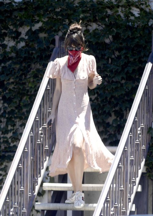 Dakota Johnson Wearing Bandana Mask Out in Los Angeles 2020/06/11 5