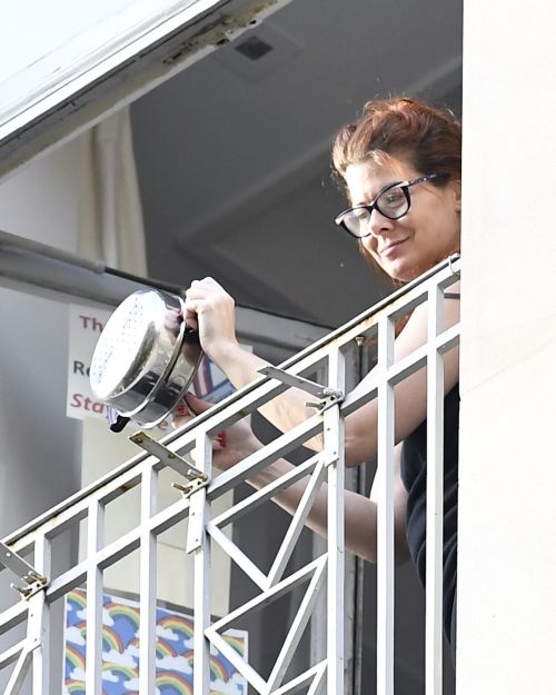 Debra Messing Cheering First Responders from Her Balcony in New York 2020/06/15 6