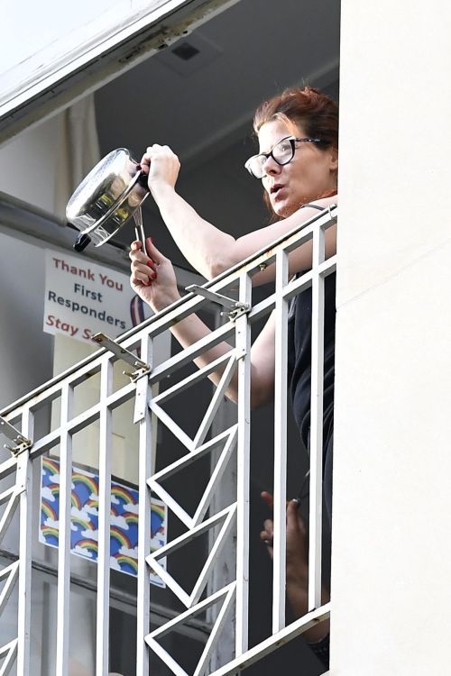 Debra Messing Cheering First Responders from Her Balcony in New York 2020/06/15 8